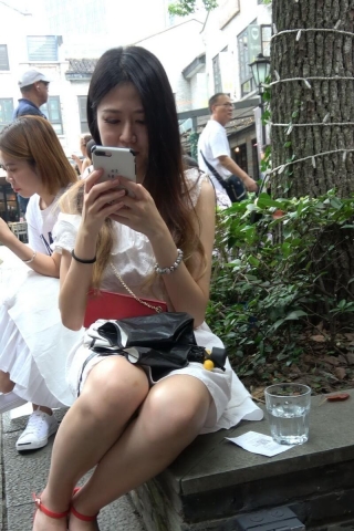 查看完整内容：4K - 花坛边的红色凉高美腿姐姐 [1.52 GB/MP4]（视频版） - 共11张图片