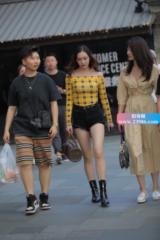 香肩美腿，一样不少