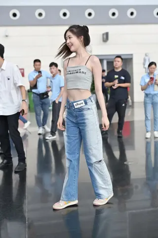 甜美休闲装美女（完整版）