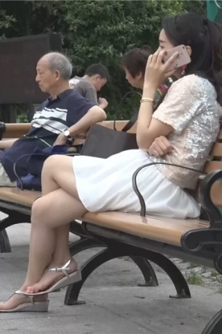 草地上的凉鞋美足短裙少fu玩耍时不时又春光乍泄 [290 MB/WMV]（视频版）