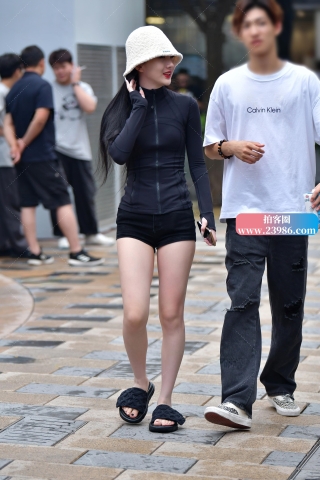 ★长发黑色热裤美女