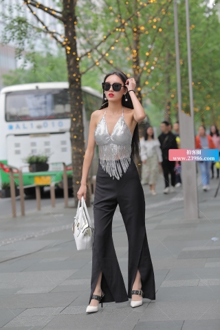 摩登时尚的美背小姐姐