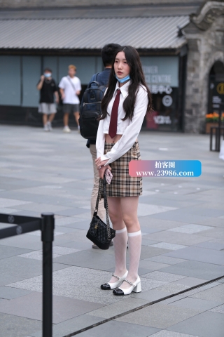 ★街拍长筒白袜美眉★
