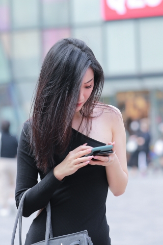 【玻璃街拍】黑色连衣裙美女