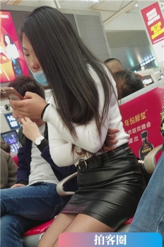 查看完整内容：4k-性感黑丝美腿包臀皮裙口罩美女低头玩手机（视频版） - 共6张图片