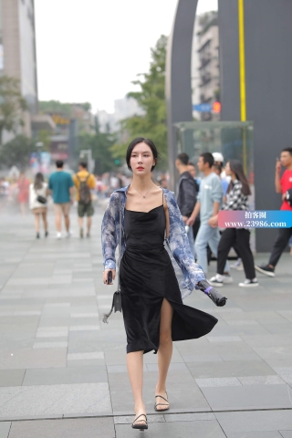 街拍黑色开叉裙小姐姐，简直太美了。