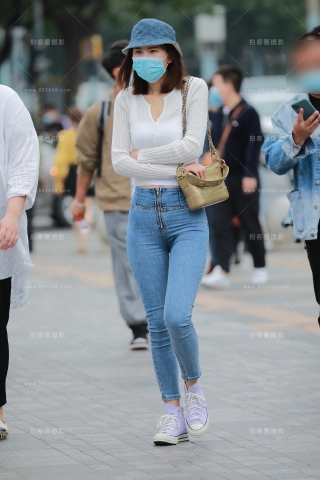 紧身蓝牛小姐姐