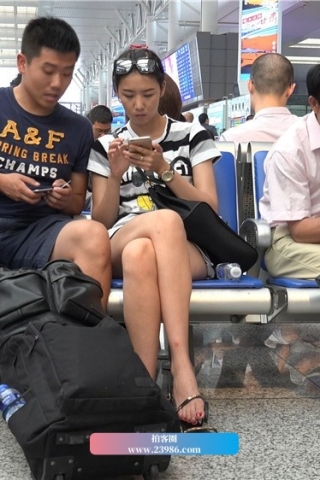 查看完整内容：4K - 鲜艳玉指美足成熟少F [3.81 GB/MP4]（视频版） - 共5张图片