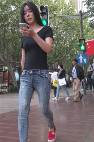 查看完整内容：4k-街拍紧身牛仔裤美女姐姐，腿美颜值高 [3.87 GB]（视频版） - 共12张图片