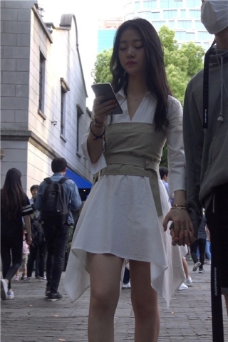 白色连衣裙性感凉高跟街拍美女 [1.18 GB]（视频版）