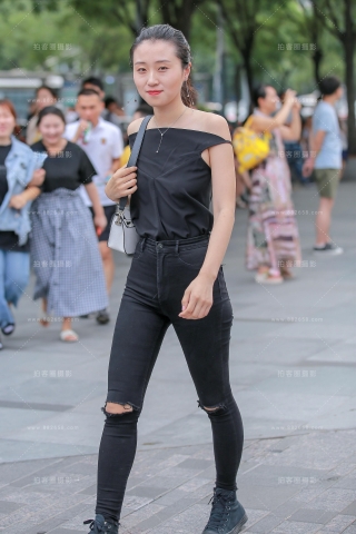 黑色牛仔裤小妹