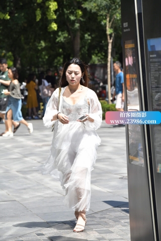 街拍白裙美姐