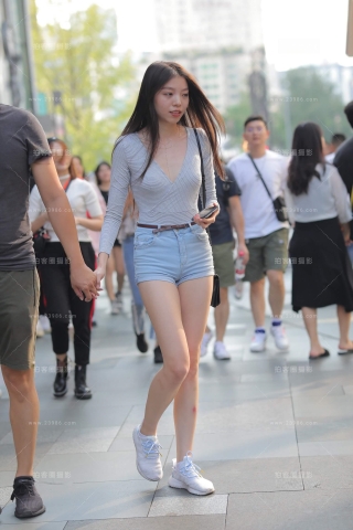 街拍漂亮的热裤小姐姐