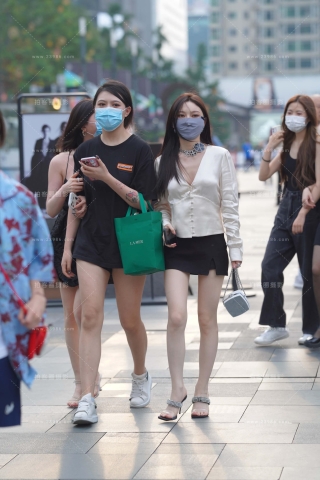 街拍白皙的美腿凉高美女