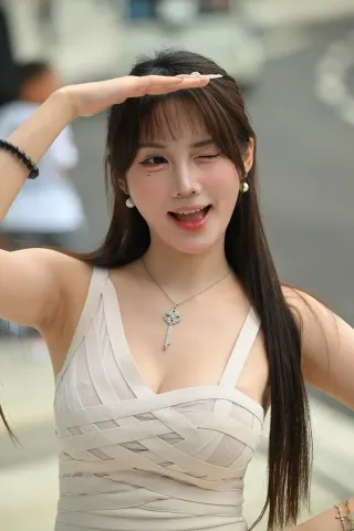 查看完整内容：靓丽吊带裙美女（完整版） - 共4张图片