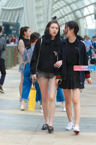 卫衣搭配热裤，到底冷还是热呢