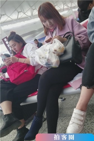 查看完整内容：4k-高铁站候车室拍摄美腿高跟鞋甜美MM（视频版） - 共8张图片