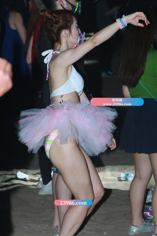 【视觉冲击赛帖】露天蹦迪 穿着大方的美女（完整版）