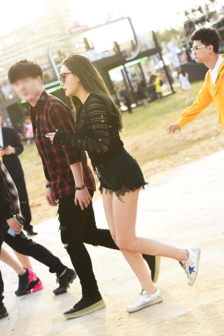 墨镜热裤赶场子去