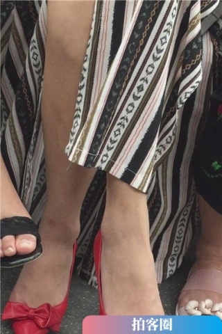 事业线超低的复古风长裙妹子，脸上的粉抹得有点多哦（视频版）