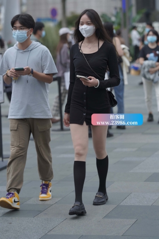 街拍黑色短裙女孩~