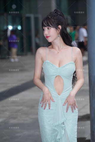 查看完整内容：酥胸美女 - 共20张图片