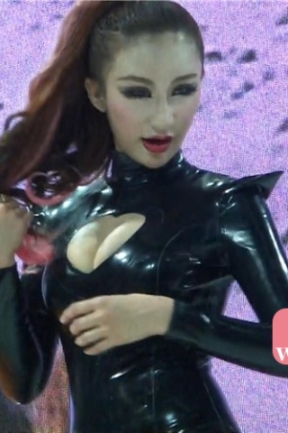 查看完整内容：黑色紧身皮衣皮裤丰满的美女车模（视频版） - 共5张图片