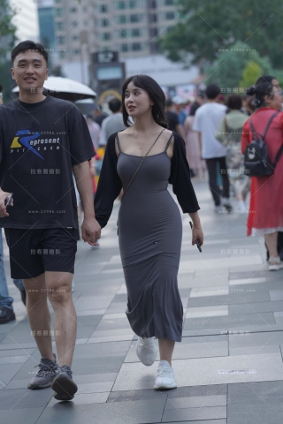 街拍灰色长裙美眉