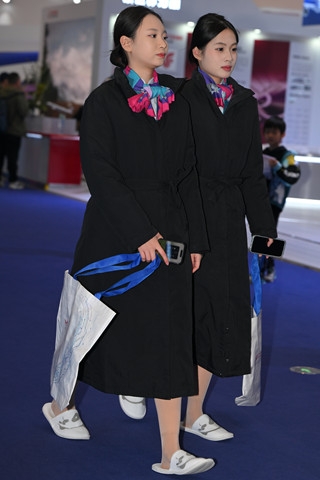 民航空姐-俩拖鞋-汗已湿透丝袜-特写很赞（完整版）