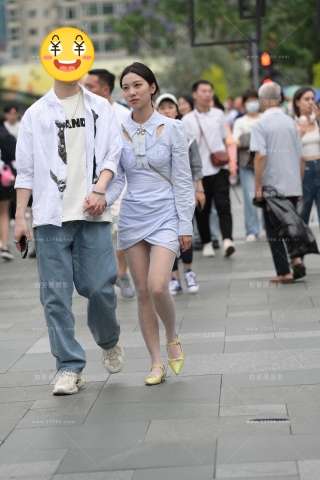 街拍印花白丝白裙小姐姐