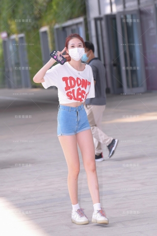 这个热裤大长腿美眉，我是爱了~