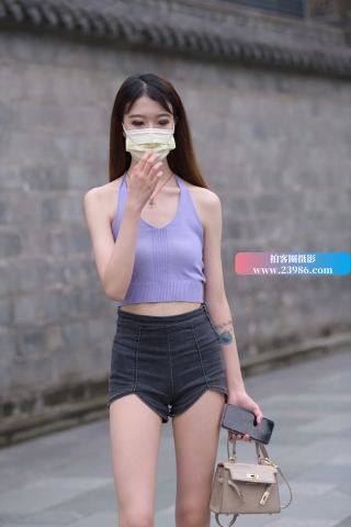 好骨感的小姐姐~风一吹就倒。