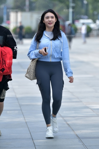 ★笑呵呵聊天紧身裤美女