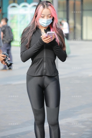查看完整内容：【玻璃街拍】黑色瑜伽裤小姐姐 - 共19张图片