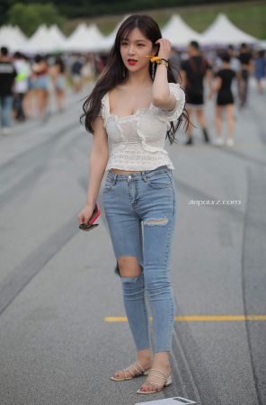 查看完整内容：气质可人的街拍蓝牛小姐姐 - 共16张图片