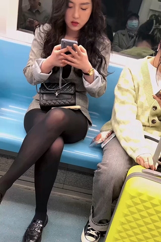 地铁上看手机的黑色丝美眉（视频版）