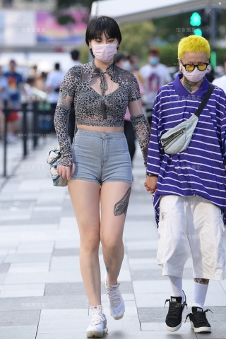 查看完整内容：狂野的紧身热裤女友~ - 共16张图片