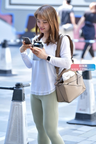 ★开心浅绿紧身裤美女