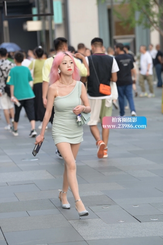 头发染了个时髦的颜色