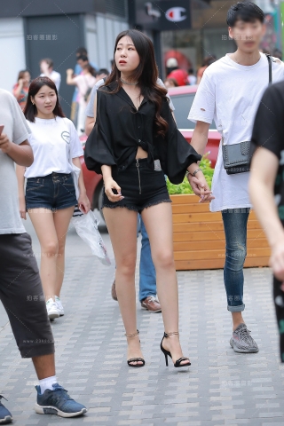 查看完整内容：穿插在人群中的美腿高跟女友 - 共16张图片