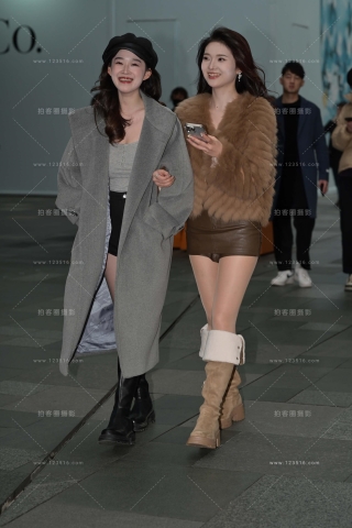 还是冬装的俩闺蜜