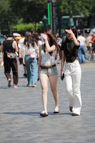 街拍蜜臀热裤人字拖小妹