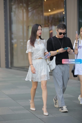 气质白裙高跟鞋美女