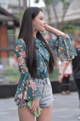 查看完整内容：等闺蜜de热裤美女 - 共20张图片