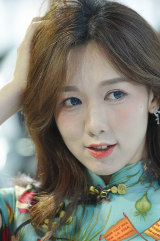 楚楚动人的大长腿美女