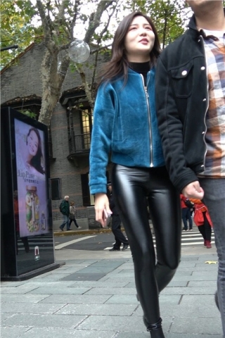 4k-超高颜值紧身皮裤街拍好身材女神美女第一集 [2.23 GB]（视频版）