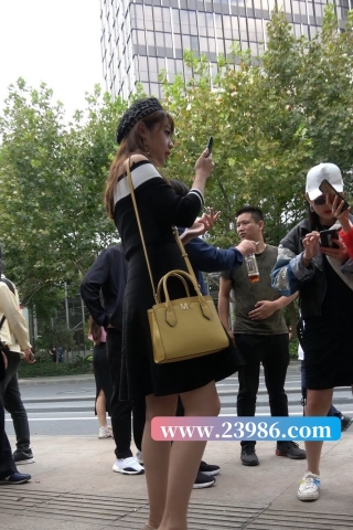 查看完整内容：4K - 时尚气质街拍连衣裙高跟鞋美女 [1.37 GB/MP4]（视频版） - 共10张图片