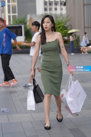 查看完整内容：购物出来的小姐姐 - 共21张图片