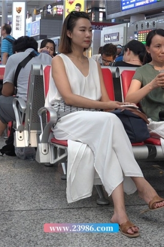 查看完整内容：4K - 一席白衣明星气质女神 [2.12 GB/MP4]（视频版） - 共8张图片