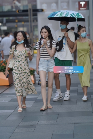 抓拍喝奶茶的热裤小姐姐